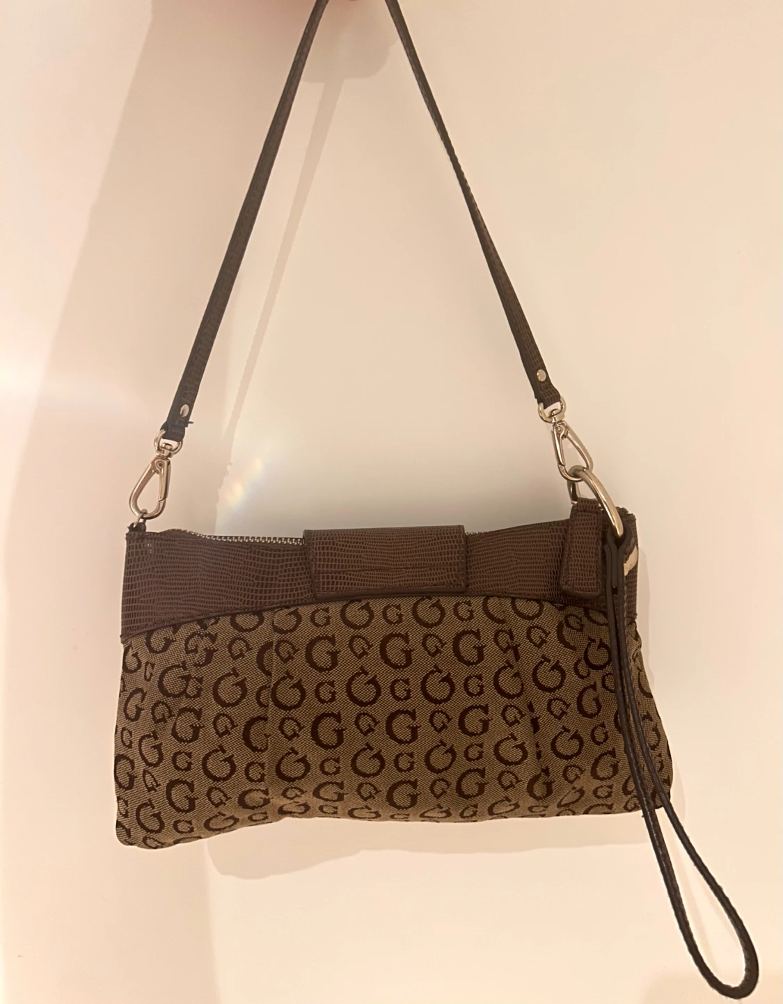 Brun axelväska från Guess med G-mönster - 1