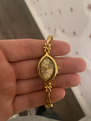 Vintage guldklocka  - Fint skick med ett helt nytt batteri och justerbart armband. Så du kan justera storleken på klockan hemma på 2 minuter med hjälp av nål 📌 