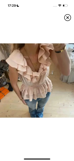 Rosa volangblus - Snygg rosa volangblus från hm!! Går ej att köpa längre i butik❣️Lånade bilder så skriv om ni vill ha egna! Pris går att diskutera🫰🏻