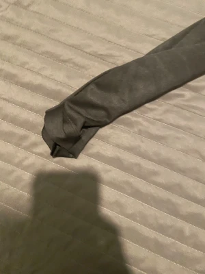 Svarta tröja  med lila detaljer - Säljer ett par svarta t-tröja  från Nike med lila och rosa detaljer längs tröjan  är gjorda i ett lätt och stretchigt syntetmaterial, perfekta för fotboll eller annan träning. Snyggt mönster och bekväm passform.