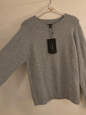 Grå stickad tröja från Vero Moda - Grå stickad tröja från Vero Moda aldrig använd i stl M