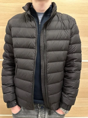 Colmar jacka  - Säljer denna schyssta vinterjacka från märket colmar. Den är i ett riktigt bra skick samt har inga defekter, då den endast användes någon gång förra året. Storleken på jackan är 48, vilket motsvarar M och passar dig mellan 175-185cm. Säljer nu denna jackan för endast 1699kr. Nypris på denna ligger på ca 4000-5000kr. Lappar och en Colmar galje tillkommer vid köp.