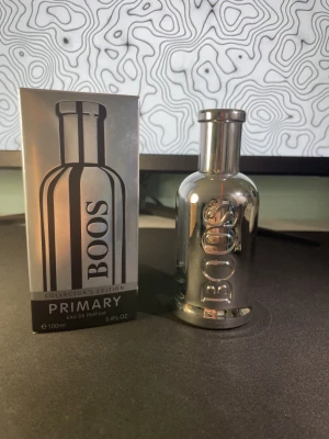Boos Primary Collector's Edition - Limited Collector's Edition med futuristisk design. Flaskan rymmer 100 ml Eau de Parfum. Perfekt för dig som vill sticka ut med en unik och modern parfym i samlingen.