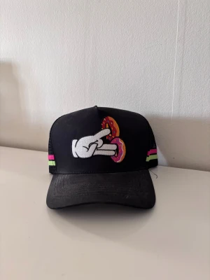 Barracuda svart keps med donut-brodyr - Kan lova att denna ger status hos svär föräldrarna, eller med boysen på krogen! Nästintill ny!