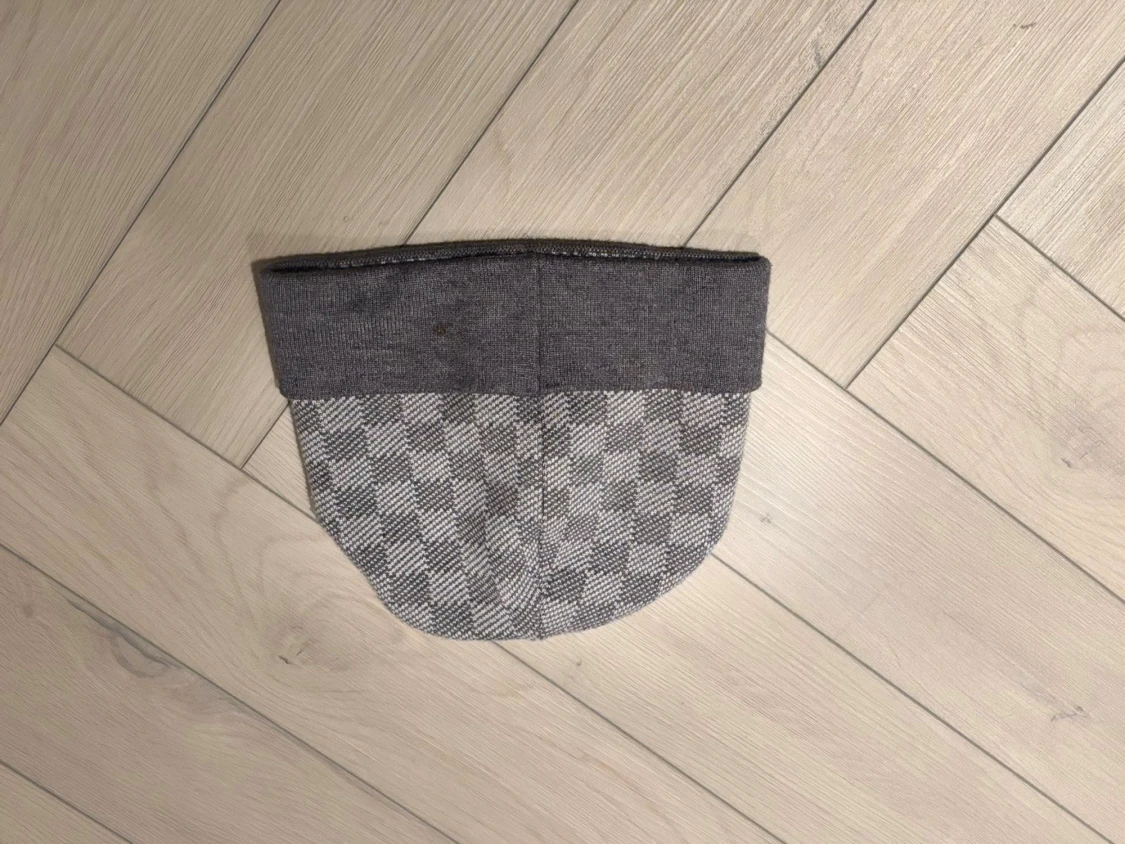 Grå rutig mössa - 1