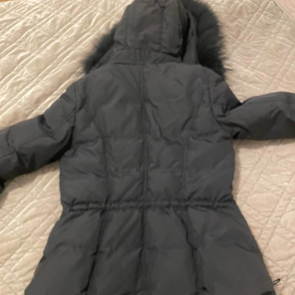 Svart dunjacka med päls från Hollies - 2