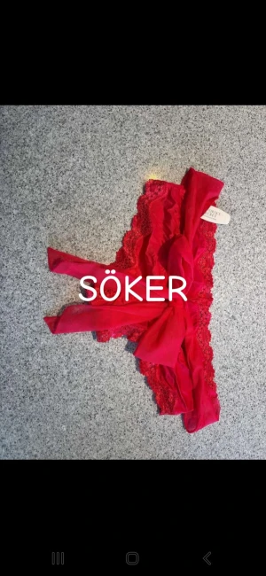 Röda spets-shorts Victoria's Secret - Snygga röda shorts från Victoria's Secret med spetsdetaljer och stor rosett framtill. SÖKER!!!! 