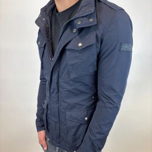 Woolrich Jacka - Hej! Säljer nu denna väldigt snygga och eftertraktade Woolrich Fieldjacka!  Jackan är slutsåld överallt och går inte att få tag på… jackan är perfekt nu till hösten/vintern  Storlek S Ny pris: 6000 kr Säljs för: 1399 kr