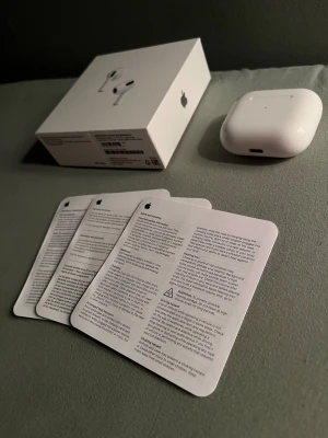 AirPods 3 - Snygga Apple AirPods 3 med originalförpackning och manualer. Trådlösa hörlurar med laddningsetui. Ljudet är tyvärr lite slött i dem men de funkar bra ändå! Perfekt för musik, samtal och smidig anslutning till Apple-enheter.  Pris kan diskuteras!