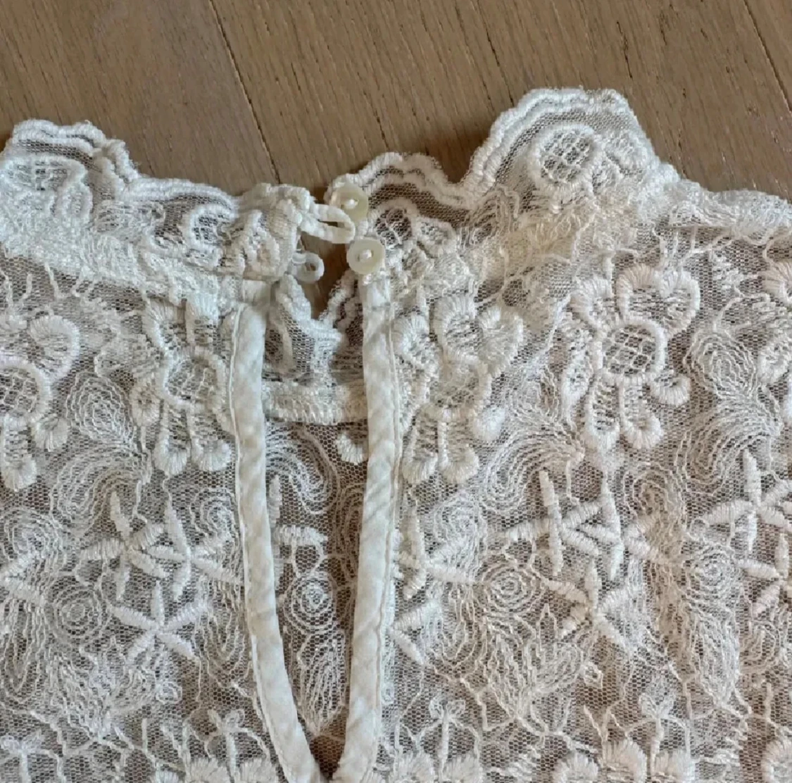 Vit spetsblus med blommönster - 3