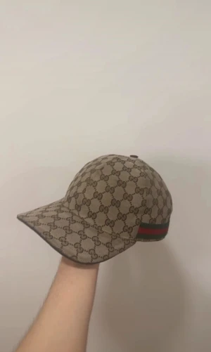Helt ny Gucci keps med box och dustbag  - Snygg beige keps från Gucci med klassiskt GG-monogram över hela kepsen.  Kepsen är helt ny och endast använd 2-3 gånger. Original box samt dustbag och alla lappar följer med.