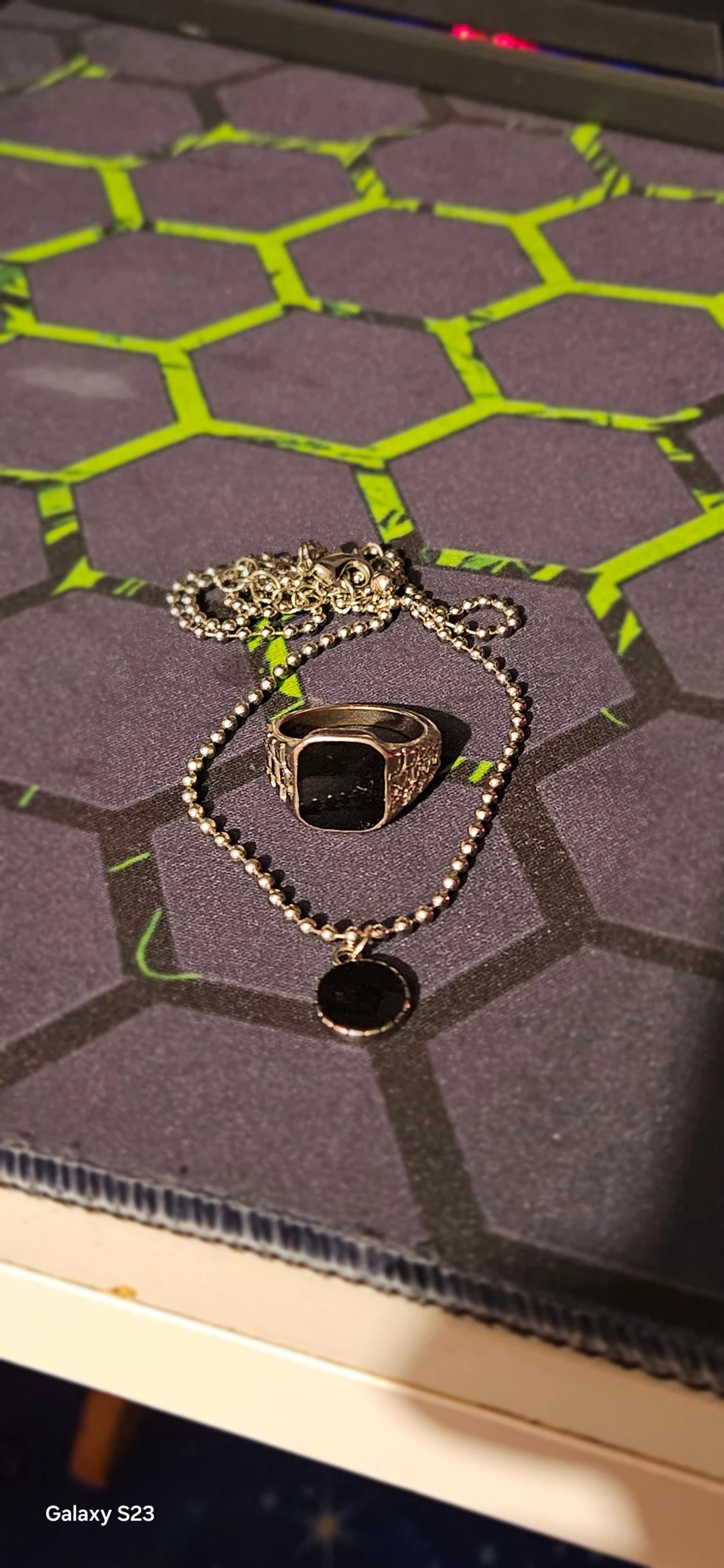 Silverfärgad ring och halsband med svart sten