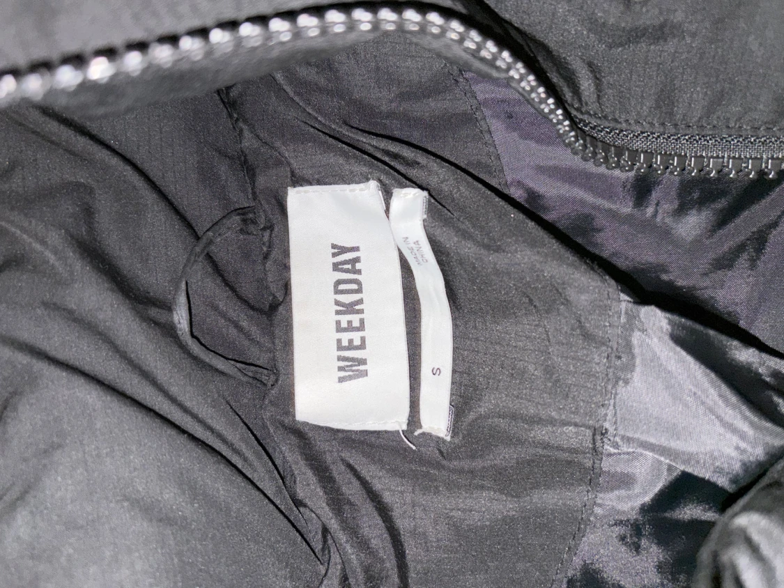 Svart pufferjacka från Weekday - 2