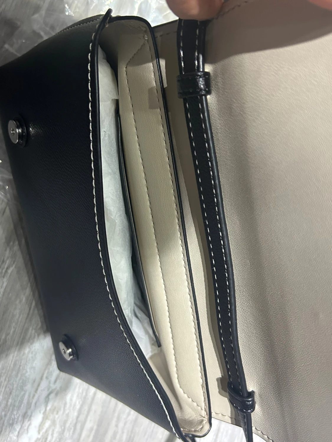 Svart axelväska från DKNY i skinn - 4