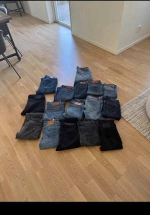 100kr st“16 st Tiger of Sweden Jeans – Bulkpaket,  - Säljer 16 par tiger of Sweden för endast i olika tvättar och färger, från klassiskt blå till svart och grå. Modellerna varierar och passar dig som gillar både raka och smalare snitt. Perfekta för dig som vill ha flera alternativ i garderoben. Skicket är bra hör av dig om du har minsta lilla fundering. Det betyder att ett par tiger of Sweden jeans för endast 125 kör det är dom bästa storlekarna skicket är bra men finns tecken på använder men inte som är jätte synligt hör av dig 