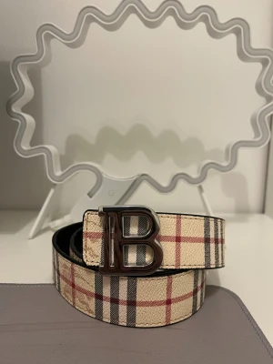 B bälte - Burberry inspirerad bälte, oanvänd