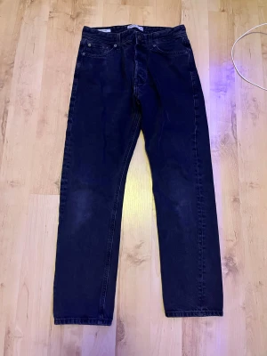Svarta loose fit jeans Jack & Jones - Svarta jeans från Jack & Jones i loose fit-modell 'Chris'. Klassisk femficksdesign, raka ben och normal midja. Inga skador på dom så jättebra skick. Skriv vid frågor!