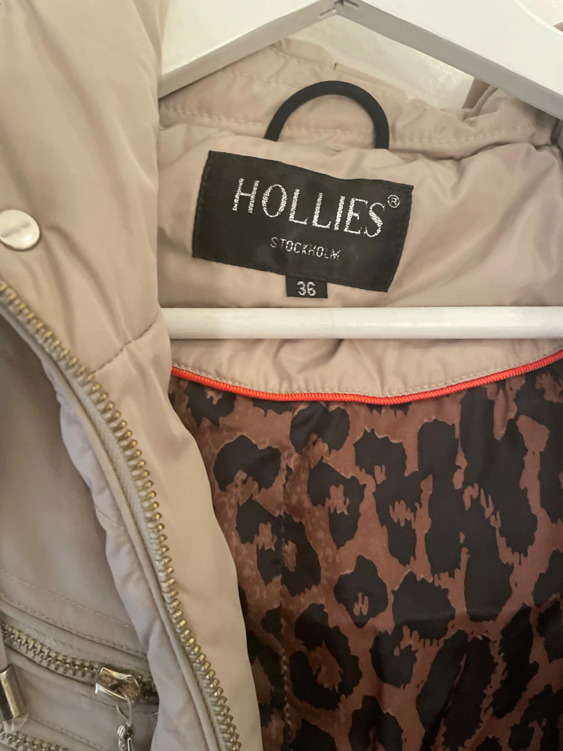 Beige pufferjacka med fuskpäls från Hollies - 3