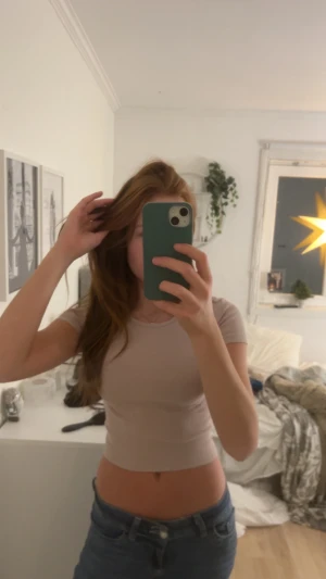 Rosa  t-shirt  - Superfin rosa kort t-shirt från HM storlek XS💗 Jag säljer den då den inte används längre💗