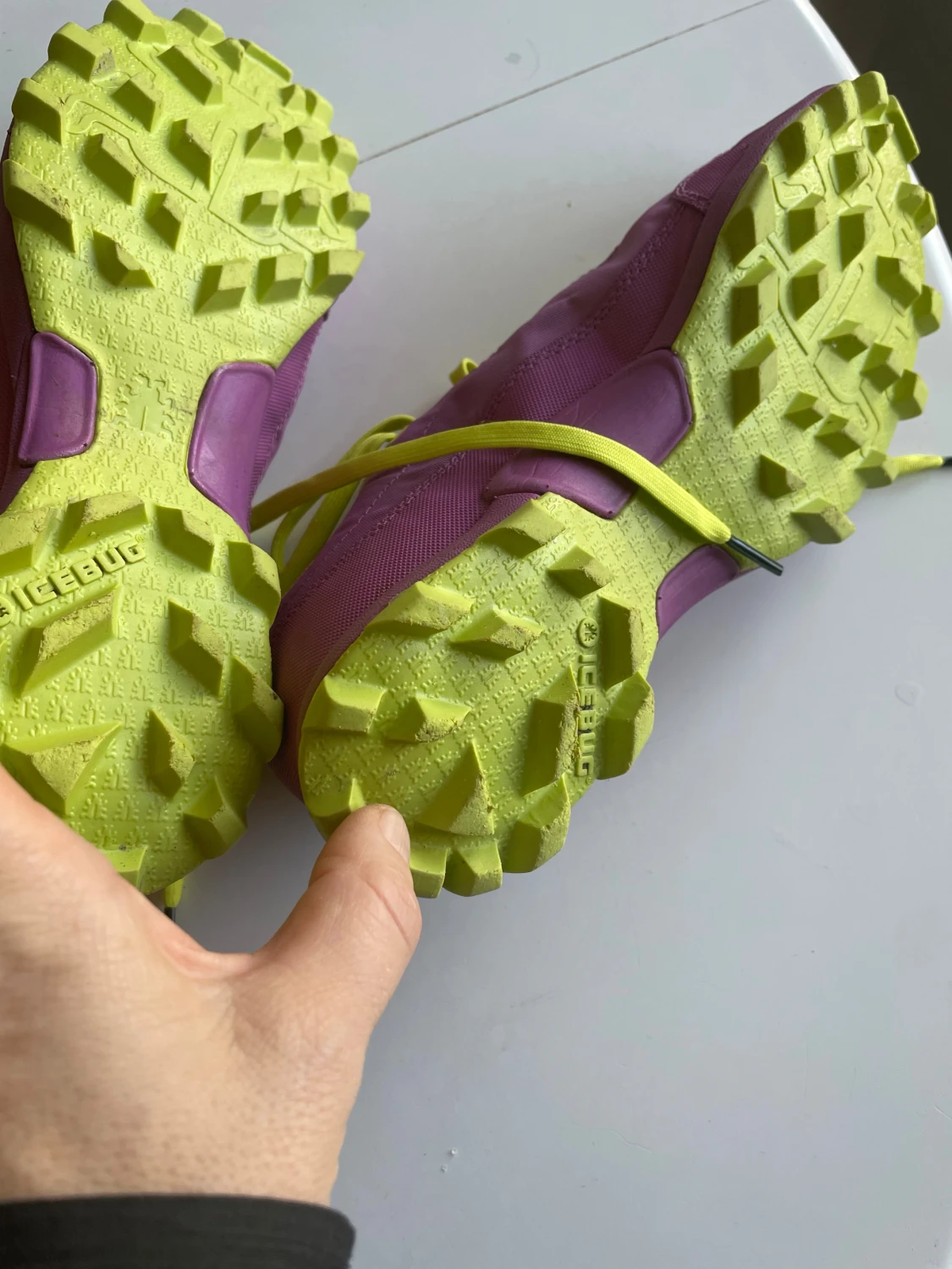 Lila och neongula Icebug sneakers - 1