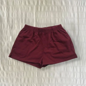 Brandy Melville vinröda shorts  - fina vinröda mjukisshorts med fickor från Brandy Melville sällsynta och finns inte längre att köpa helt nya oanvända  passar xs/s  💌 kan skickas omgående 