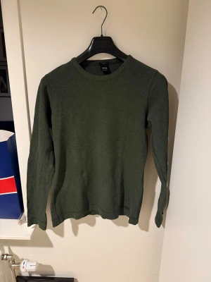Långärmad Tröja Hugo Boss - Långärmad mörkgrön tröja i storlek L från märket Hugo Boss. Mycket bra skick! Skriv för fler bilder eller mått
