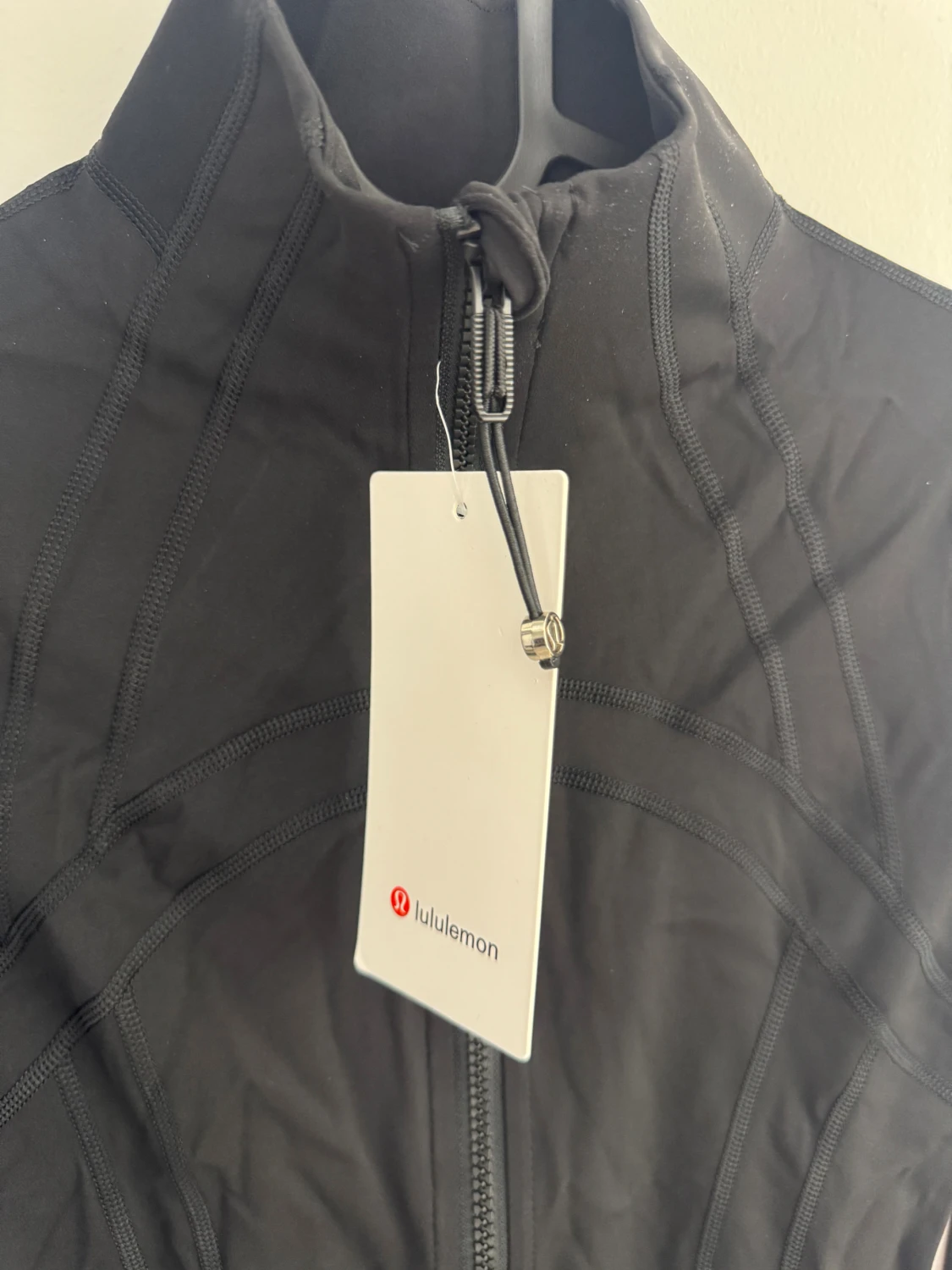 Svart slim fit/tight träningsjacka från Lululemon storlek 4 - 1