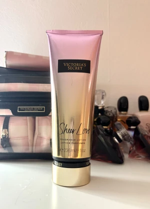Victorias Secret body lotion - Victorias Secret body lotion i doften sheer love. Aldrig använd och är oöppnad. Har även en annons för matchande body mist💗