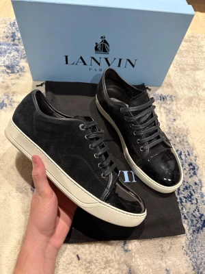 Svarta lanvin cap toe - Tja! Säljer dessa svarta lanvins i dunder skick. Inga defekter. Box och dustbag ingår! Uk 9 ≈43/44. Riktigt fräscha skor! Pris kan diskuteras vid snabb affär!