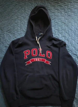 Ralph lauren hoodie - En riktigt fet ralph lauren hoodie i storlek Xl men passar L alla dagar i veckan. Inga defekter eller missfärgningar nypris 2499kr 