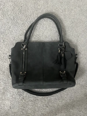 Väska - Säljer min fina väska då jag inte använder den längre. Den är rätt så rymlig och är jätte bra till skolan eller kanske jobbet. 