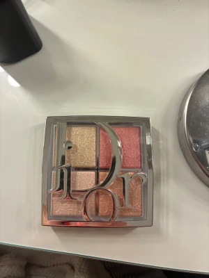 Dior Backstage Glow Maximizer Palette - Dior Backstage Glow Maximizer Palette med fyra skimrande nyanser. Inte använd alls som man ser på bilden här förpackningen kvar och allt ångrade köpet och gick inte lämna tillbaka💗