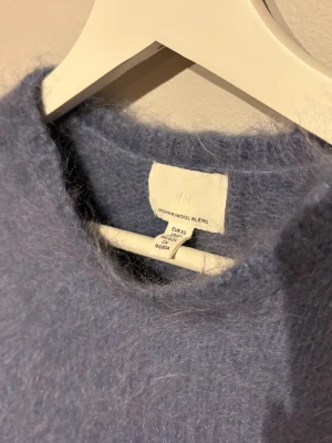 Blå fluffig stickad tröja H&M XS - HELT NY stickad tröja från H&M premium i mohair och ullblanding, bara testad så aldrig använd. Supermjuk och fluffig 🩷