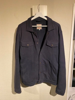 Overshirt  - Tjena! Säljer nu denna sjukt snygga overshirt från Jack & Jones perfekt nu för lite kyligare dagar🍂Storlek L och i fint skick. Priset är ej hugget i sten så hör av dig vid minsta fundering:)