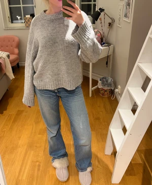 Grå stickad tröja  - Mysig grå stickad tröja från NaKd!!🩷