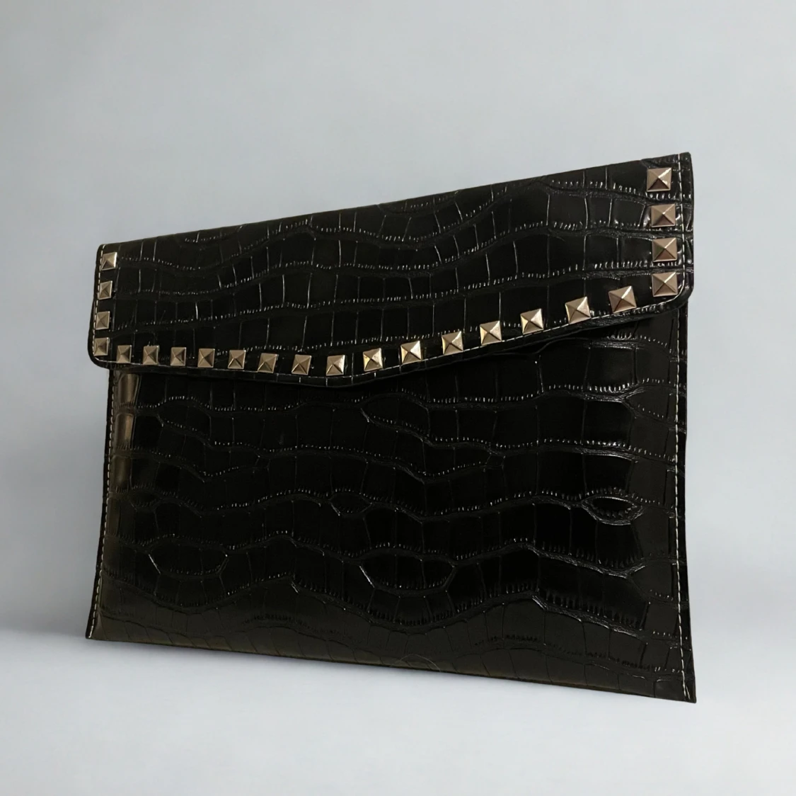 Dator fodral i krokodilimitation med silver nitar  - 1