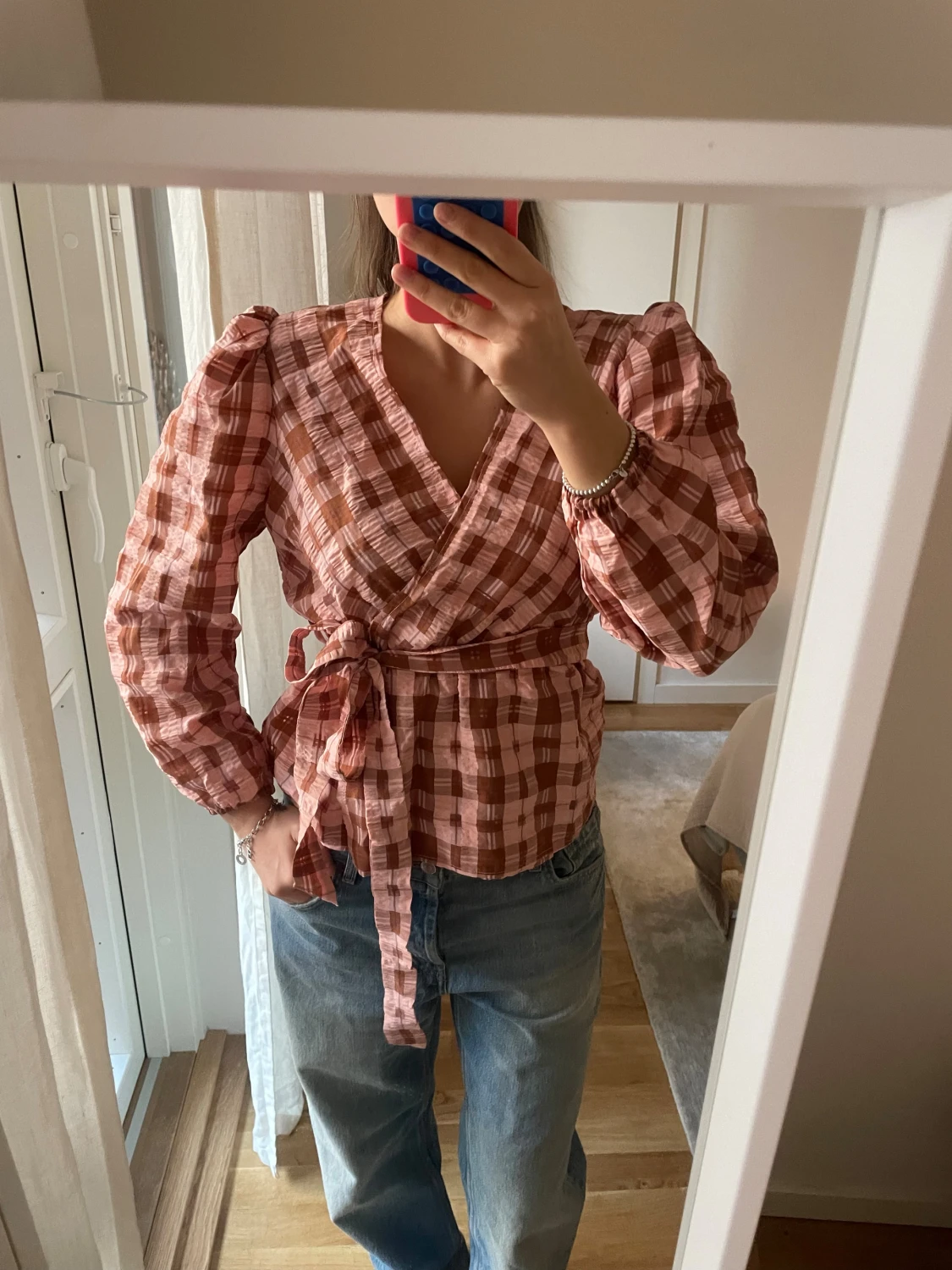 Rutig omlottblus med puffärm - 2