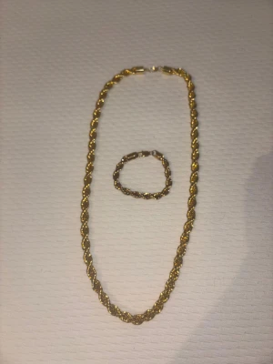 ⸻Cordell halsband & armband – 18K guldpläterat – Nytt skick - Säljer ett snyggt Cordell-set i 18 karat guldplätering. Både halsband och armband är i princip nya, endast använda 1–2 gånger.