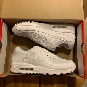 Nike airmax  - Säljer äkta vita Nike airmax som var för små för mig, köpte dem för 1850kr på jd och har kvitto på dem. Skriv vid intresse och bättre pris vid snabb affär!