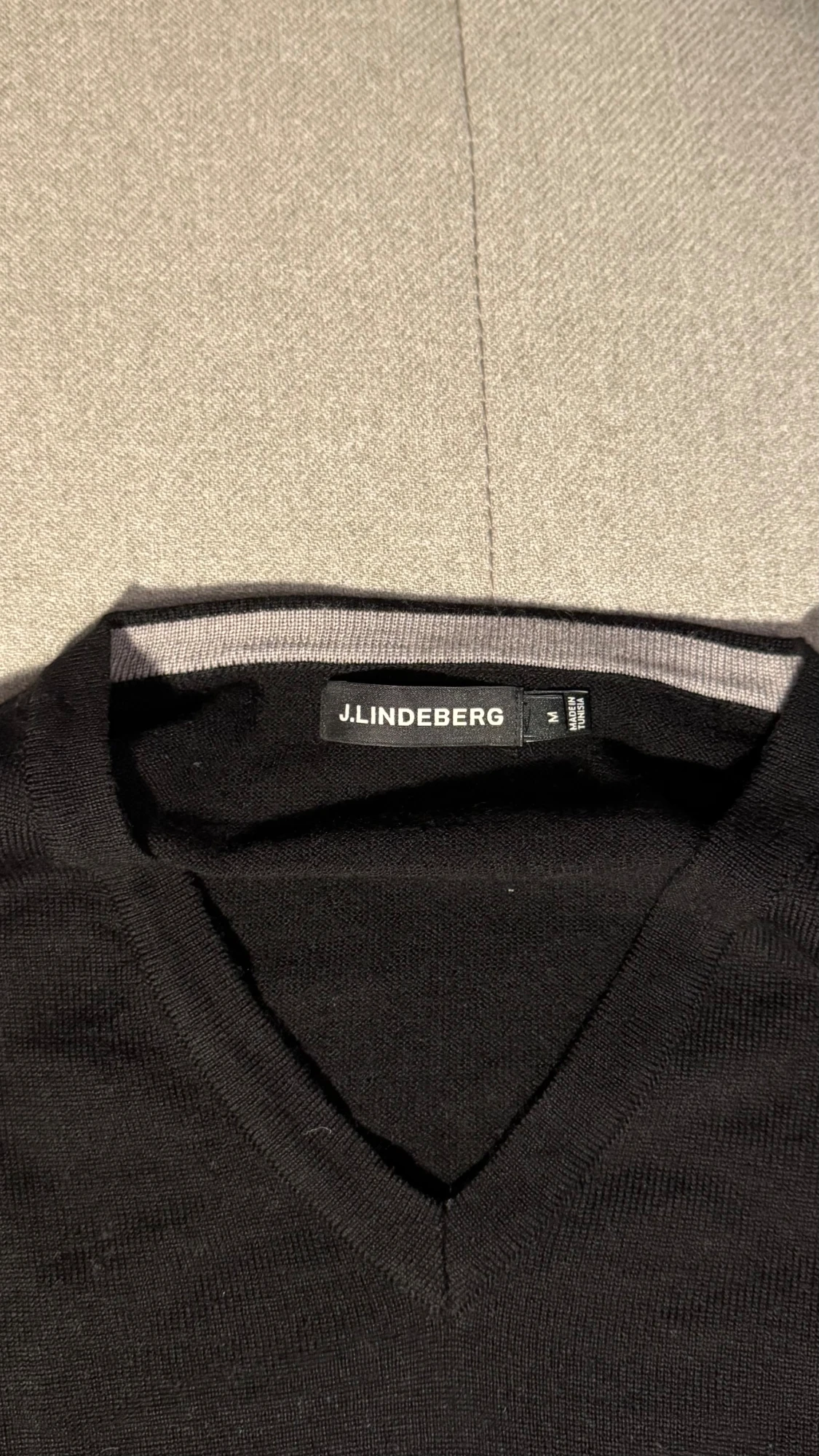 Helt ny! Svart v-ringad tröja J.Lindeberg - 2