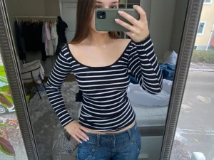  randig topp från Intimissimi - Efterfrågad långärmad topp från Intimissimi, använt en gång. Kan diskutera pris 💕