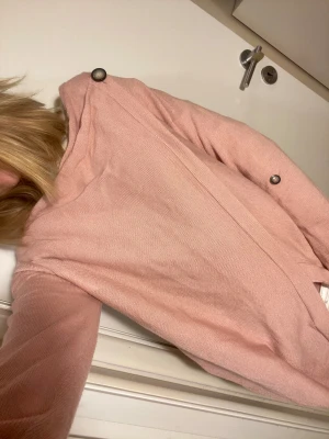 Superskön råsa, typ omlott kofta  - Råsa omlott kofta från .OBJECT. Super skön och gullig.