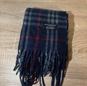Burberry halsduk - Snygg halsduk från Burberry, otroligt bra skick. Hör av er vid frågor 