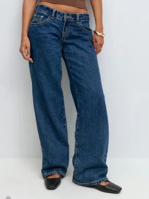 Blåa wide jeans med låg midja - Supersnygga Lågmidjade jeans från gina. Helt oanvända med lappen kvar. Säljer då de inte passade mig💕