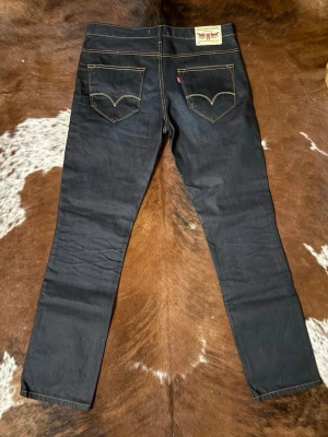 Raw Levis 511 - Tjena! Säljer dessa riktigt feta Levis 511, denna modellen är lite äldre men är ändå helt otvättade, börjar komma lite fades men fortfarande riktigt bra skick, W36/L34, hör av dig vid funderingar!🙏