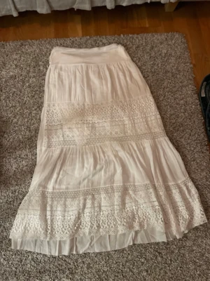 Lång vit kjol - Kjol använd ca 5 gånger i storlek xs men har väldigt stretchigt tyg medela för exakta mått på längden 