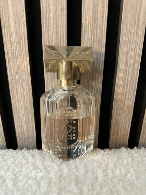 BOSS The Scent EdP - Elegant och modern parfym från Hugo Boss. Flaskans design ger en lyxig känsla och passar perfekt för dig som vill sticka ut. Märkt med 'BOSS The Scent'.