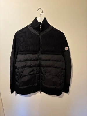 Moncler Cardigan - En lite schysstare moncler cardigan i storlek XL, Passar även L. Sitter bra och en bra jacka till våren. Bara att Skriva vid funderingar!