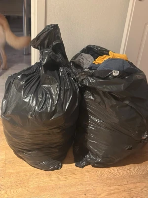 Kläder. - Hejsan. Har lite kläder som har blivit lite små det är från jenas,pyjamas,märkes tröjor, vanliga tröjor, koftor mjukis några par sett finns allt möjligt/ allt är till pojkar men flickor kan också använda har inte bilder på hur dom ser ut eller vad det är för märke. 