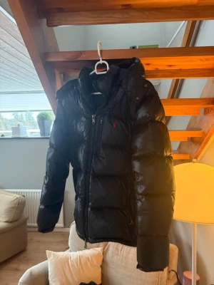 Ralph louren vinterjacka - Hej, säljer nu denna snygga vinter jacka. Jackan är i storlek Small och ser ut som ny! Nypris på den är cirka 5000kr men jag säljer den för enbart 2800kr. Hör av om eventuella frågor!😊
